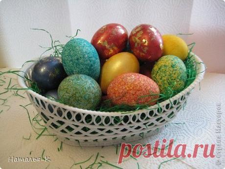 Покраска яиц рисом за пару минут. Красиво и необычно! 🌻

Думаю, что этот вариант доступен всем. Жидкую краску капаем на рис (15-20 капель) и закрыв крышкой встряхнуть.
Горячее яйцо вытереть салфеткой и положить на рис. Закрыть крышкой и потрясти в верх-вниз.
Вот что получилось. Интересно правда?