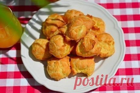 Эклеры.

Время приготовления - 15 минут
Время выпекания - 45 минут

Ингредиенты:

Масло сливочное — 100 г
Яйцо — 4 шт.
Мука — 180 г
Соль — 1/2 ч.л.
Вода — 250 мл
Заварной крем — опционально

Приготовление:

1. Подготовить ингредиенты.
2. Доведите воду до кипения, растопите в воде масло и добавьте соль.
3. Добавьте туда муку. Тщательно перемешайте деревянной лопаткой.
4. Как только тесто начнет отходить от стенок, скатается в комок, поварите его ещё пару минут и снимите с о...