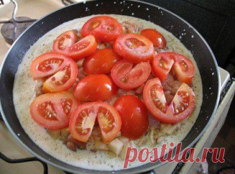 Картошка с курицей под сыром
Нам понадобится: сковородка с плотной крышкой, картофель 7-8 шт, куриное филе грудки 2-3 шт, 3-4 помидорки, сливочное масло, стакан молока, приправа для курицы, красный молотый перец, соль.

1. Слегка разогреваем сковородку и смазываем ее маслом, даем остыть сковороде.
2. Мелко нарезаем картошку и куриное филе.
3. Выкладываем на холодную сковородку, солим и добавляем приправы и перемешиваем.
4. Заливаем все это молоком.
5. Кладем сверху нарезанные ломтиками по