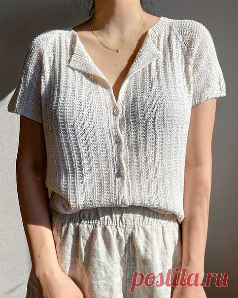 Пост на стене UMBRIA SUMMER TOP – это топ в стиле жакета, который вяжется сверху вниз. Сначала вяжется резинкой планка горловины. Затем вяжется кокетка основным узором прямыми рядами и прибавками для регланов, одновременно вяжутся планки застежки.  РАЗМЕР XS (S) M (L) XL (2XL) 3XL (4XL) 5XL Окружность груди: 90 (97) 104 (110) 116 (124) 130 (140) 150 см Длина: 45 (45) 48 (48) 52 (54) 57 (61) 61 см (по центру спинки, вкл. планку горловины)  ПЛОТНО...