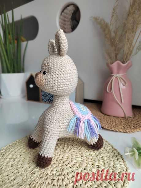 PDF Альпака крючком. FREE crochet pattern; Аmigurumi animal patterns. Амигуруми схемы и описания на русском. Вязаные игрушки и поделки своими руками #amimore - плюшевая альпака, лама из плюшевой пряжи.