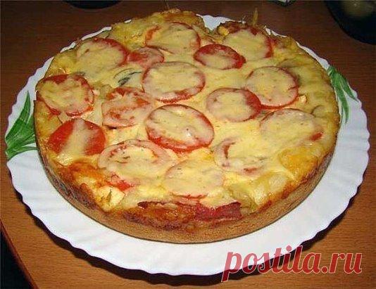 Пицца в мультиварке без дрожжей от Татьяны Махметовой
тесто:
2 яйца
8 ст. л. сметаны (или 5 ст.л. сметаны и 3 ст.л. майонеза)
8 ст. л. муки
1/2 ч.л. разрыхлителя
начинка:
майонез и кетчуп
соленый огурец
сосиски
копченая колбаса
сыр
В глубокой посуде размешать все ингредиенты для теста.Можно заменить 3 ложки сметаны на майонез, но тесто получится жирноватое.
Все ингредиенты размешать просто вилкой или венчиком до однородной массы. Тесто получается достаточно жидким.
Подготавливаем все ингред