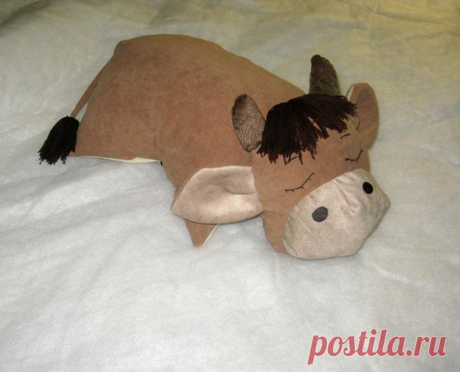 Представляю вам бычка "Соня"😴⠀
Наш Бычок не оставит равнодушным никого. Яркий и веселый, поднимет настроение с самого утра.
Он добавит в Ваш дом уют и станет незаменимым другом. Мягкий и приятный на ощупь , подарит море сладких снов Вам и вашим малышам⠀
. ⠀
Приобретая такую красоту вы получаете 2 в 1⠀
Сочетает в себе как игрушку так и подушку 😉⠀