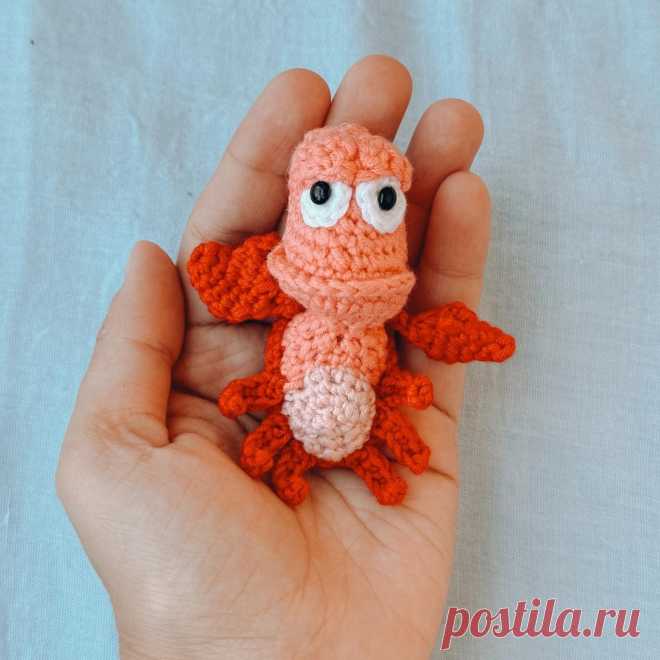 PDF Крабик Себастиан крючком. FREE crochet pattern; Аmigurumi toy patterns. Амигуруми схемы и описания на русском. Вязаные игрушки и поделки своими руками #amimore - маленький краб из Русалочки, крабик из обычной пряжи, персонаж мультфильма Дисней.