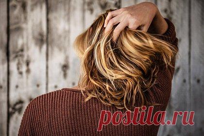 Стилист раскрыл причину популярности эффекта отросших корней окрашенных волос. Известный британский парикмахер Ричард Уорд раскрыл причину популярности отросших корней окрашенных волос у звезд. Как сообщает стилист, знаменитости стали выходить в свет с упомянутой прической, чтобы создать эффект небрежного образа. По его словам, мастера намеренно наносят на корни волос клиентов краску.