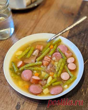 Eine deftige grüne Bohnensuppe gehört zu den köstlichen Klassikern aus Omas Küche. Wir alle dürften sie aus unserer Jugend kennen und die meisten von uns lieben diesen leckeren und gesunden Eintopf auch. Was liegt da