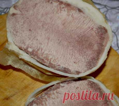 "Свинка в свинке" 
 
Хорошо промытый свиной язык отвариваем в подсоленной по вкусу воде с добавлением перца-горошка и лаврового листика в течении 1-1,5 часов (зависит от веса языка) очищаем под струёй холодной воды. Ох…