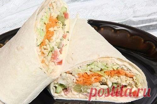 ШАУРМА С КУРИЦЕЙ И КОРЕЙСКОЙ МОРКОВКОЙ 🍴

ИНГРЕДИЕНТЫ:
● лаваш армянский (тонкий) 2 упаковки
● грудка куриная - 3 шт.
● капуста белокочанная примерно - 150-200 г
● морковь по-корейски - 150-200 г
● огурец свежий - 2 шт.
● огурец маринованный - 5-6 шт.
● помидор свежий - 2 шт.
● сыр твёрдых сортов - 100-150 г

Для соуса:
● кетчуп - 3 ст. л.
● сметана - 3 ст. л.
● майонез - 3 ст. л.
● паприка - 1 ч. л.
● чеснок - 1-2 зубчика
● укроп - 1 пучок
● растительное масло для жарки
...
