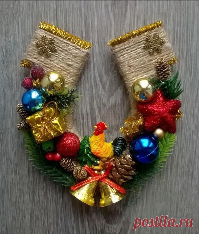 Подковы на удачу в Новом году Подковы на удачу в Новом годуПодкова известный символ удачи.Почему бы не объединить ее с новогодними венками, создав мощный оберег на новый год?