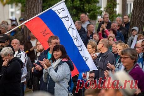 Россия отреагировала на мирную инициативу немецкого города по Украине. Российское посольство в Берлине прокомментировало предложение жителей немецкого города Штральзунда о проведении переговоров между Киевом и Москвой в их ратуше. При этом в ведомстве отметили, что пока диалог между странами невозможен, так как Украина приняла решение об отказе от дальнейших переговоров