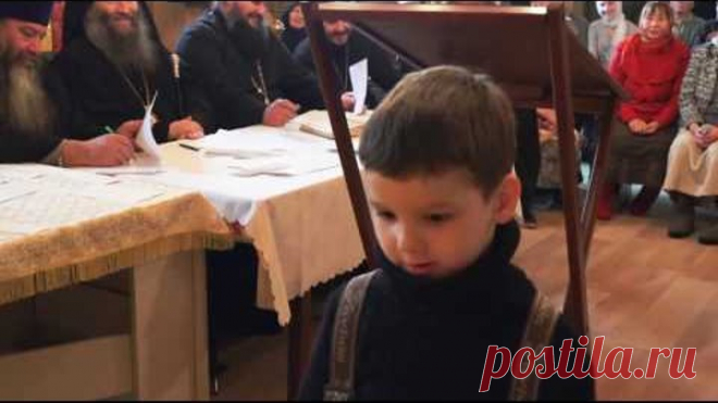 4-летний мальчик читает 