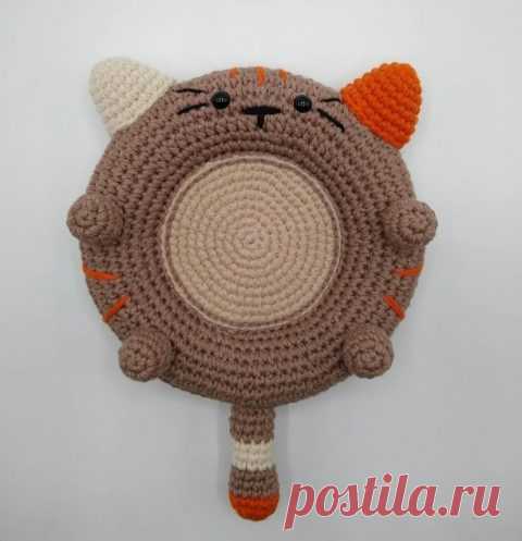 Многофункциональная подставка котик, связанный крючком