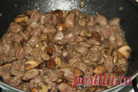 Куриные сердечки, тушёные с грибами В сковороду с высокими бортиками (у меня сковорода вок) влить растительное масло, разогреть, выложить очищенную и мелко нарезанную луковицу.Обжарить лук,