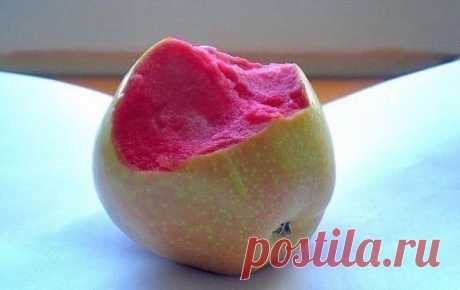 Сорт яблок: розовый жемчуг. Даже не знала, что такое бывает...