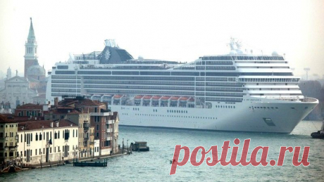 лайнер входит в Венецию
