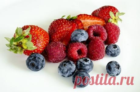 ТОП 7 продуктов, которые помогут отсрочить седину | Журнал "JK" Джей Кей Ранняя седина не обрадует никого. Как же бороться с этим неприятным явлением? Можно делать маски для волос и массаж головы, ходить на специальные процедуры. Приостановить седину поможет и специальная диета, богатая витаминами и микроэлементами. Расскажем, какие продукты нужно употреблять, чтобы ваши волосы дольше оставались красивыми и яркими. 1. Ягоды. Во всех ягодах много витамина С.