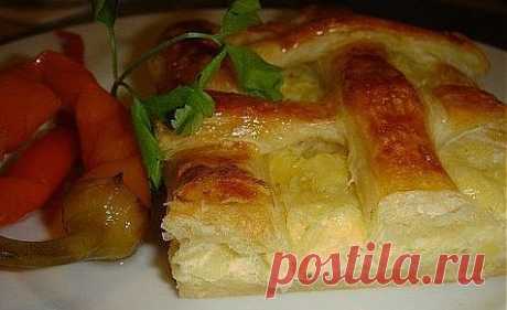 Картофельно-сырный пирог из слоёного теста..