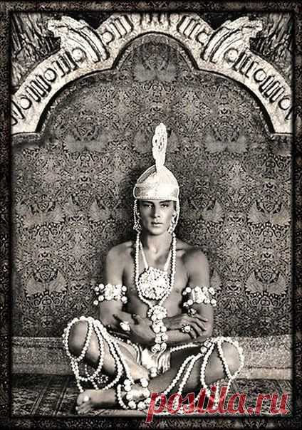 Рудольф Валентино (англ. Rudolph Valentino; 1895 — 1926) — американский киноактёр итальянского происхождения, идол эпохи немого кино.