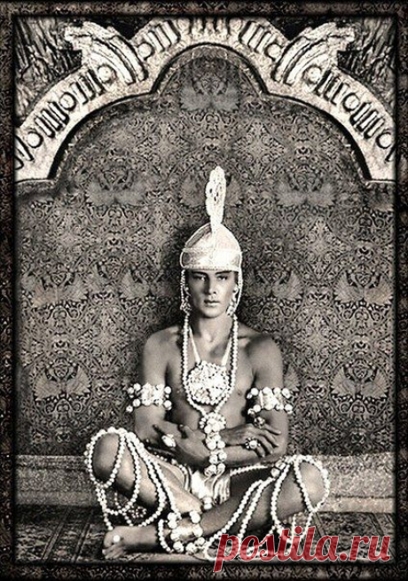 Рудольф Валентино (англ. Rudolph Valentino; 1895 — 1926) — американский киноактёр итальянского происхождения, идол эпохи немого кино.
