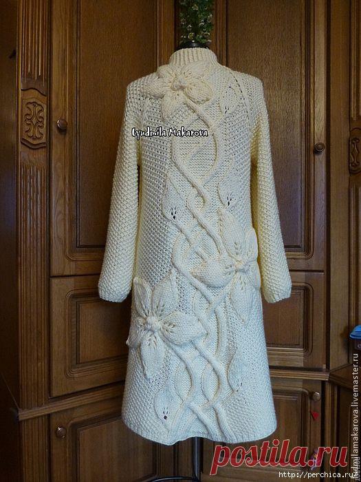 Шикарное вязаное спицами пальто с декором крупными цветами.