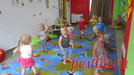 Песенки-инсценировки для развития речи. Е. Железнова.

Пение способствует формированию речи и вокальных навыков малышей, музыкального слуха и чувства ритма, а также развивает память и внимание ребенка. "Ква-Ква"- уникальная учебная видеопрограмма из серии "Музыка с мамой" для детей от года до пяти лет. Ваш малыш попадет в атмосферу увлекательного урока: все песенки-игры, представленные на диске, сопровождаются показом игрушек и несложными жестами. Ребенок легко запомнит ве...