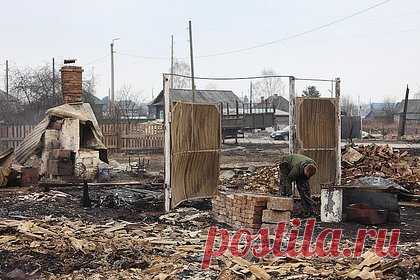 В деле о пожаре в уральском поселке Сосьва появились первые фигуранты. Следователи задержали двоих подозреваемых по уголовному делу о пожаре в поселке Сосьва Свердловской области, где погибли двое жителей, сгорели более 100 домов и колония. Фигурантами дела стали двое местных жителей: 29-летний управляющий поселковой пилорамы и 40-летний специалист по пожарной безопасности управления.