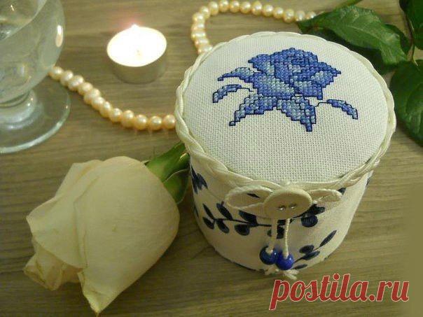 ​Как сделать шкатулку с вышивкой из бобин от скотча