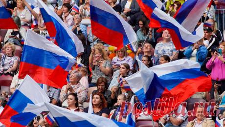 В столице Уругвая появился самый большой мурал о России. В столице Уругвая, Монтевидео, открыли самый большой мурал о России, сообщает ТАСС. Изображение длиной 14 метров нарисовали на здании городской школы N361. В 2003 году этой школе присвоили имя Российской Федерации. На нем изображены ...
