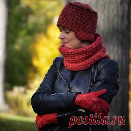 Парадоксальные закономерности, о которых мастерам хендмейда , скорее всего, не расскажут маркетологи.
А обращать внимание на такие "мелочи"  очень важно.

Поскольку я работаю с шерстью и натуральными волокнами (пряду, вяжу, валяю, тку, шью), конечно, всегда хочется успешно свои работы продавать.

Ещё в Москве, на больших ярмарках и арт-шоу я заметила, что продать сет из  нескольких вещей одного цвета, похожих по фактуре, довольно сложно. Сваляешь, например шапку, шарф, вар...