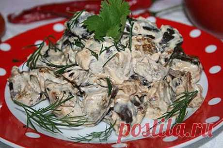 Баклажаны в сметане - изумительно вкусно
Этот удивительно простой
рецепт из баклажанов необычайно вкусен! Съедается моментально! Вряд ли 
найдется такой человек, который не любит эту овощную культуру. А если и 
найдется, то это, как правило, исключение из правил.
Баклажаны
тушеные в сметане имеют чудесный аромат и вкус. В чем же секрет блюда? 
Немного вашего личного времени, продуктов и души. Вот и весь секрет. 
Желаете удивить семью аппетитным ужином? Тогда вперед в магазин за 
баклажанами и