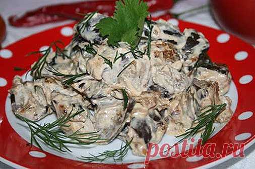 Баклажаны в сметане - изумительно вкусно
Этот удивительно простой
рецепт из баклажанов необычайно вкусен! Съедается моментально! Вряд ли 
найдется такой человек, который не любит эту овощную культуру. А если и 
найдется, то это, как правило, исключение из правил.
Баклажаны
тушеные в сметане имеют чудесный аромат и вкус. В чем же секрет блюда? 
Немного вашего личного времени, продуктов и души. Вот и весь секрет. 
Желаете удивить семью аппетитным ужином? Тогда вперед в магазин за 
баклажанами и