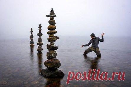 Отличить волшебника от простого человека очень просто: если вы не можете понять, как у него «это» получилось, перед вами волшебник. 

Ричард Бах