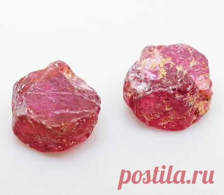 Рубин.
Рубин считается самым дорогостоящим камнем, в древние времена ему по стоимости уступал даже алмаз. Он достойно занимает свое положение среди всех драгоценных камней, относится к минералам, является разновидностью корунда красного цвета. 
В природе не встречаются рубины с одинаковым цветом. Камень играет со всеми оттенками красного. Бывают корунды светло-розовые, малиновые, ярко-красные, красные с фиолетовым отливом, коричневые. 
Самыми ценными считаются драгоценные ...