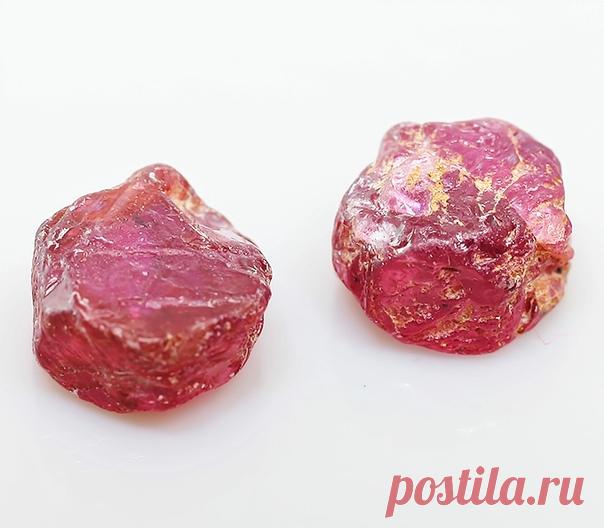 Рубин.
Рубин считается самым дорогостоящим камнем, в древние времена ему по стоимости уступал даже алмаз. Он достойно занимает свое положение среди всех драгоценных камней, относится к минералам, является разновидностью корунда красного цвета. 
В природе не встречаются рубины с одинаковым цветом. Камень играет со всеми оттенками красного. Бывают корунды светло-розовые, малиновые, ярко-красные, красные с фиолетовым отливом, коричневые. 
Самыми ценными считаются драгоценные ...