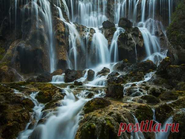 Водопады национального парка Цзючжайгоу в Китае. Автор фото – Виктор Иванов: nat-geo.ru/photo/user/342251/