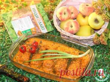 Классические зразы из фарша индейки. Зразы — это мясное блюдо, представляющее собой котлету или мясной рулет с начинкой, обычно из отварных грибов или яиц. В мясные лепешки, заворачивают начинку и формируют пирожок, затем обжаривают на сковороде. Я допекала зразы под соусом в духовке. Такое блюдо можно взять с собой на пикник для перекуса.