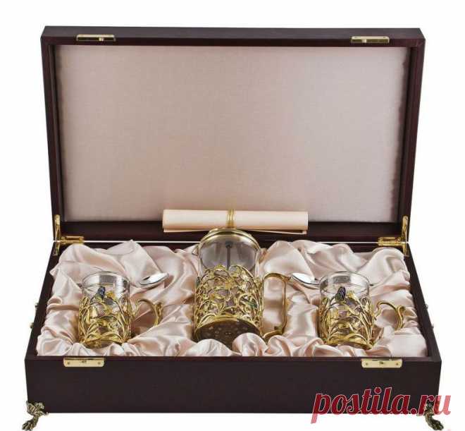 Покупка подарков зачастую связана с некоторым риском, потому что они не всегда могут понравиться тому человеку, которому предназначены. Оптимальным вариантом подобных презентов являются разнообразные сувениры, которые способны не только подчеркнуть незаменимость получателя дарующему человеку, но и дать возможность приобрести уважение в глазах окружающих.