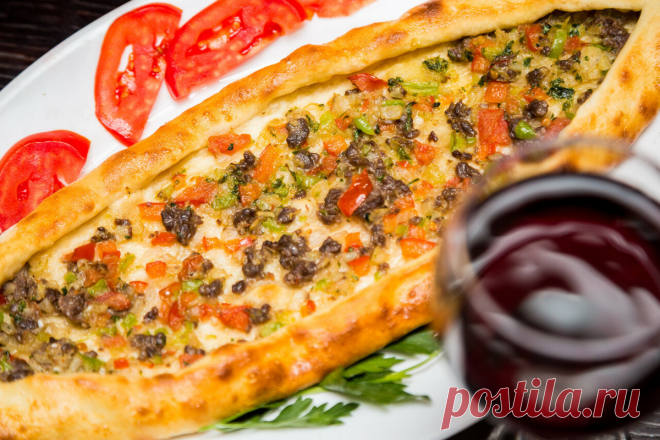 Как приготовить пиде в домашних условиях (спойлер — проще простого)
Времена такие, что отдых — даже в Турции, в ближайший год многим из нас не светит. Во первых — то самое моровое поветрие (вон какие словосочетания знаю!), во вторых — безденежье как следствие борьбы с этим самым поветрием. А в Турции отдыхать, чтобы там ни говорили противники, во-первых — тепло, во-вторых — вкусно. И с теплом...
Читай дальше на сайте. Жми подробнее ➡