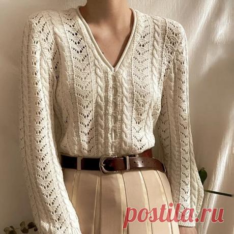 Кардиган с косами и ажурными дорожками

Еще одна модель в винтажном стиле, которую я хочу показать вам: классический кардиган с треугольным вырезом горловины слегка свободного силуэта. Связан из легкой пряжи, могу предположить, что это либо чистый хлопок, либо смесовый состав с содержанием хлопка. Такая вещь окажется кстати на весенне-летний сезон.