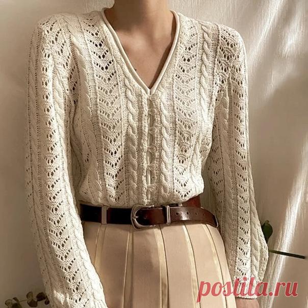 Кардиган с косами и ажурными дорожками

Еще одна модель в винтажном стиле, которую я хочу показать вам: классический кардиган с треугольным вырезом горловины слегка свободного силуэта. Связан из легкой пряжи, могу предположить, что это либо чистый хлопок, либо смесовый состав с содержанием хлопка. Такая вещь окажется кстати на весенне-летний сезон.
