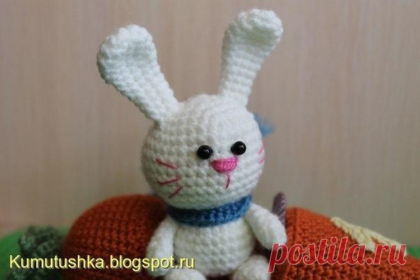 Заяц в морковкомобиле 

Нам понадобится: 
Пряжа. Для морковки понадобится оранжевого и зеленого цветов, для колес - черного и желтого, для зайчика – белого цвета, пряжа для шарфика и для руля с сидением. Все цвета могут быть подобраны вами в зависимости от личных пожеланий. 
Крючок, соответствующий выбранной пряже 
Наполнитель 
Бусинки для глаз или готовые глазки 
Чуть – чуть ниточек розового цвета для вышивки носика и усиков (у меня это Ирис) 
Игла для сшивания 
Условные ...