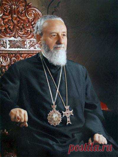 Յուրաքանչյուրը կարող է ապրել ազատ ցանկացած երկրում, ես դեմոկրատ եմ նրանց նկատմամբ: Բոլորը, բացի Հայերից: Այս ազգը տեսել և վերապրել է ցեղասպանություն, հիմա մենք ունենք հայրենիք, և միայն Հայերը իրավունք չունեն գնալ այստեղից, դա հավասարազոր է դավաճանության: 
Վազգեն Առաջին