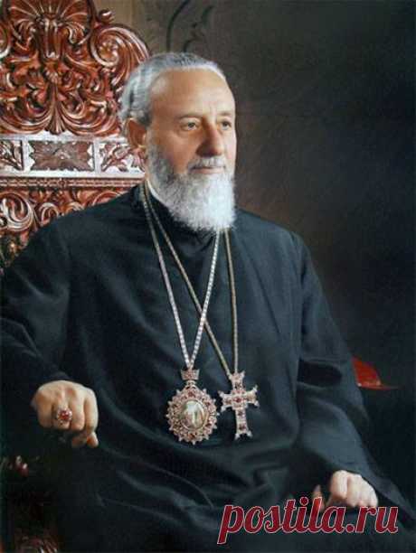 Յուրաքանչյուրը կարող է ապրել ազատ ցանկացած երկրում, ես դեմոկրատ եմ նրանց նկատմամբ: Բոլորը, բացի Հայերից: Այս ազգը տեսել և վերապրել է ցեղասպանություն, հիմա մենք ունենք հայրենիք, և միայն Հայերը իրավունք չունեն գնալ այստեղից, դա հավասարազոր է դավաճանության: 
Վազգեն Առաջին