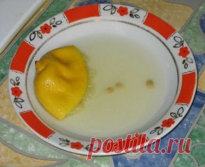 Самодельный майонез для нового года
Майонез получается очень густой, не расслаивается, в холодильнике может храниться, не портясь, до двух недель.
Ингредиенты
– одно яйцо;
– 250 мл подсолнечного масла (рафинированного, без запаха, не рапсового);
– одна чайная ложка сахара;
– треть  чайной ложки соли;
– одна столовая ложка лимонного сока;
– по желанию специи (добавим одну чайную ложку горчицы – получим майонез «провансаль», добавим чеснок и мелкими кусочками соленый огурец – получим майонез «тарт