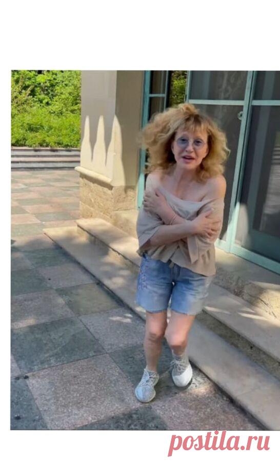 «Выскочила с виллы с взлохмаченным чубчиком»: Пугачева в шортиках и топе с бюстье показала, как ходит дома при Галкине Последние новости шоу-бизнеса России и мира, биографии звезд, гороскопы - Вешкаймские вести