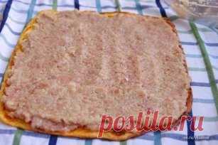 Куриный рулет
Это не просто куриный рулет, это наивкуснейший куриный рулет!
А какой он сочный! Вкусен как в горячем,так и в холодном виде, но считается холодной закуской.
Ингредиенты:
Для омлета:
Яйца - 3 шт.
Любого твердый сыр - 100 г
Майонез - 100 г 
Манка - 1 ст.л.
Для начинки:
Куриный фарш - 300-350 г
Луковица - 2 шт.
Соль, перец
Приготовление:
1. Омлет: яйца, майонез, сыр (потереть на терке), манку положила в миску.
и перемешала до однородности. Дадим манке чуть-чуть ...