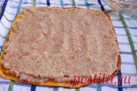 Куриный рулет
Это не просто куриный рулет, это наивкуснейший куриный рулет!
А какой он сочный! Вкусен как в горячем,так и в холодном виде, но считается холодной закуской.
Ингредиенты:
Для омлета:
Яйца - 3 шт.
Любого твердый сыр - 100 г
Майонез - 100 г 
Манка - 1 ст.л.
Для начинки:
Куриный фарш - 300-350 г
Луковица - 2 шт.
Соль, перец
Приготовление:
1. Омлет: яйца, майонез, сыр (потереть на терке), манку положила в миску.
и перемешала до однородности. Дадим манке чуть-чуть ...