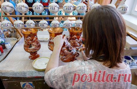 Каждый художник наносит определенный сюжет. Все это делается вручную, но рисунки на шарах практически не отличить друг от друга: