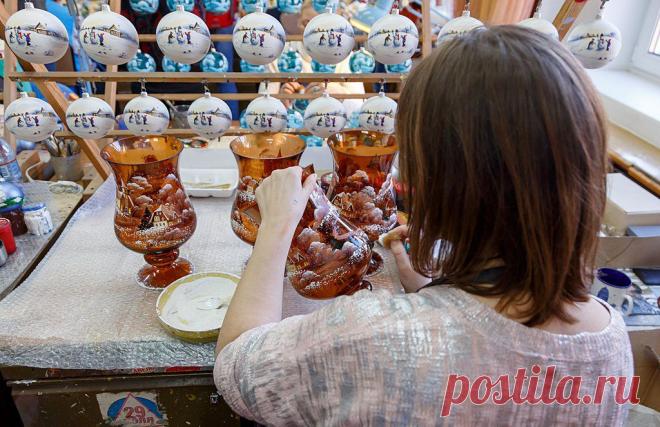 Каждый художник наносит определенный сюжет. Все это делается вручную, но рисунки на шарах практически не отличить друг от друга: