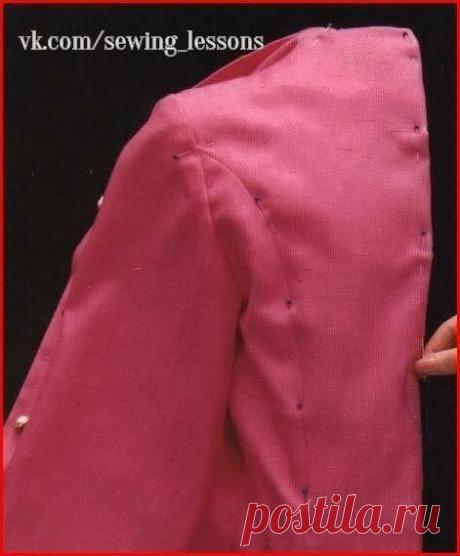 Копирование изделия с помощью штриховки

Перед тем как снимать копию, отутюжьте ваше изделие, чтобы предотвратить искажения. Отметьте долевые и поперечные нити ткани на каждой детали изделия, особенно если вы копируете части изделия со сборками, складками или вытачками. Если вы не отметите направление этих нитей, новое изделие не будет хорошо сидеть.

Нанесите направление нитей на кусок хлопчатобумажной ткани и поместите его поверх копируемой детали изделия. Сколите булавк...